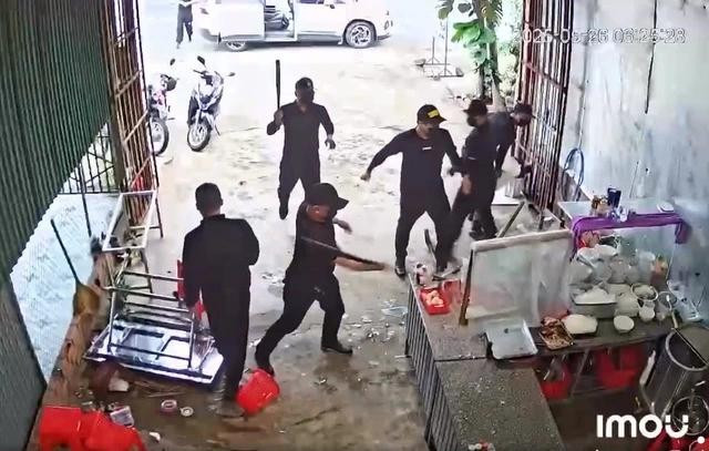 Nhóm người mặc đồ đen xông vào đập phá quán phở của ông P.Đ.Đ Nhóm người mặc đồ đen xông vào đập phá quán phở của ông P.Đ.Đ