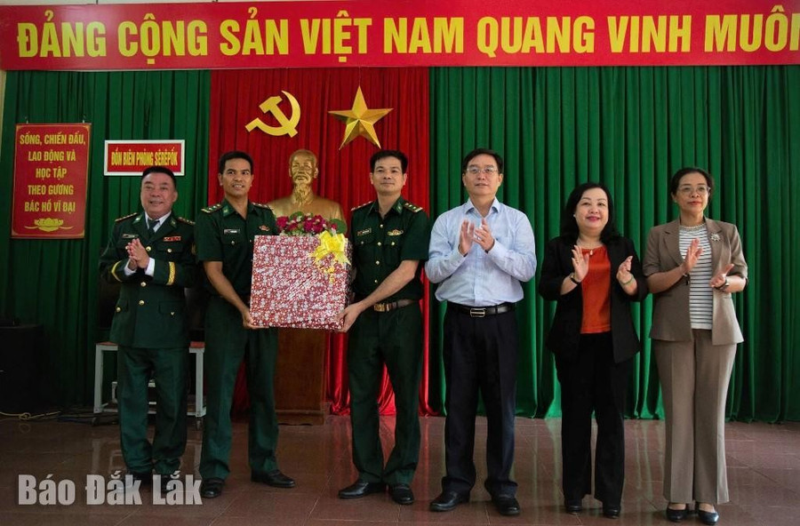Thường trực Tỉnh ủy tỉnh Đắk Lắk và tỉnh Phú Yên tặng quà cán bộ, chiến sĩ Đồn Biên phòng Sê Rê Pốk. Ảnh: Ngọc Lân 2daklak.jpg