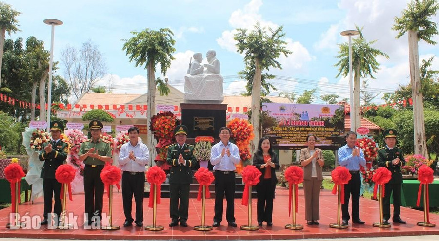 Ủy viên Trung ương Đảng, Bí thư Tỉnh ủy Đắk Lắk Nguyễn Đình Trung và Bí thư Tỉnh ủy, Chủ tịch HĐND tỉnh Phú Yên Cao Thị Hòa An cùng các đồng chí trong đoàn công tác cắt băng khánh thành công trình Tượng đài “Bác Hồ với chiến sĩ biên phòng”. Ảnh: Ngọc Lân 4daklak.jpg
