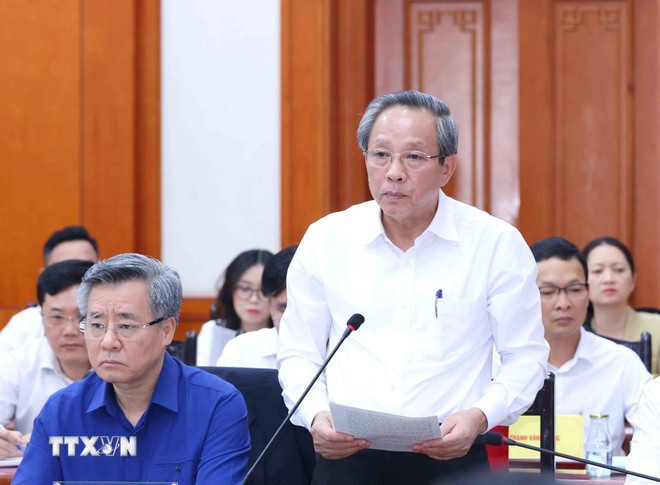 Le camarade Hoang Dang Quang, membre du Comité central du Parti, chef adjoint du Comité central d'organisation, a présenté un rapport lors de la réunion. Photo : Phuong Hoa/VNA Đồng chí Hoàng Đăng Quang, Ủy viên Trung ương Đảng, Phó Trưởng Ban Thường trực Ban Tổ chức Trung ương trình bày báo cáo tại buổi làm việc. Ảnh: Phương Hoa/TTXVN