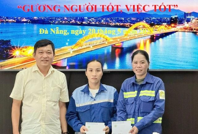Chị Mai Thị Kim Chính (giữa) và chị Lê Thị Thanh Phương được biểu dương, khen thưởng. ẢNH: NGUYỄN TÚ Chị Mai Thị Kim Chính (giữa) và chị Lê Thị Thanh Phương được biểu dương, khen thưởng. ẢNH: NGUYỄN TÚ