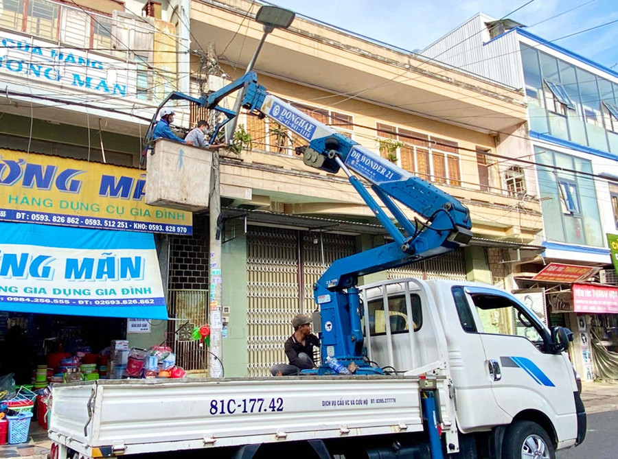Các doanh nghiệp viễn thông cải tạo, làm gọn hệ thống cáp tại tuyến đường Võ Thị Sáu, TP. Pleiku. Ảnh: H.D 1dothi.jpg