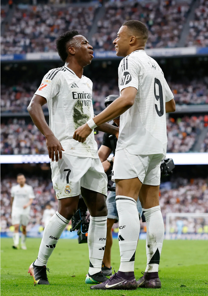 Mbappe và Vinicius mừng bàn thắng thứ nhì Mbappe và Vinicius mừng bàn thắng thứ nhì