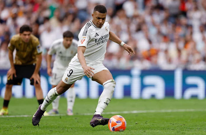 Kylian Mbappe sút phạt đền hai lần mới thành công Kylian Mbappe sút phạt đền hai lần mới thành công
