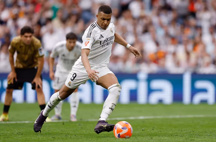 Kylian Mbappe sút phạt đền hai lần mới thành công