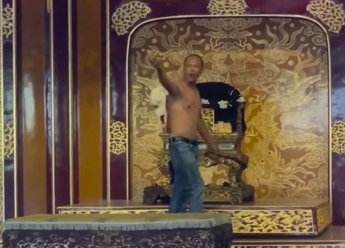 Kẻ "loạn thần" có những hành động xâm hại ngai vua triều Nguyễn - Bảo vật quốc gia được công nhận vào năm 2015. Ảnh cắt từ clip. Kẻ "loạn thần" có những hành động xâm hại ngai vua triều Nguyễn - Bảo vật quốc gia được công nhận vào năm 2015. Ảnh cắt từ clip.