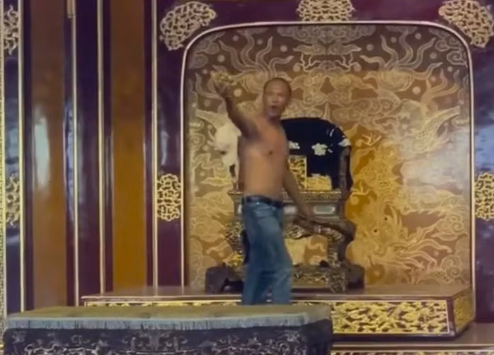 Kẻ "loạn thần" có những hành động xâm hại ngai vua triều Nguyễn - Bảo vật quốc gia được công nhận vào năm 2015. Ảnh cắt từ clip.