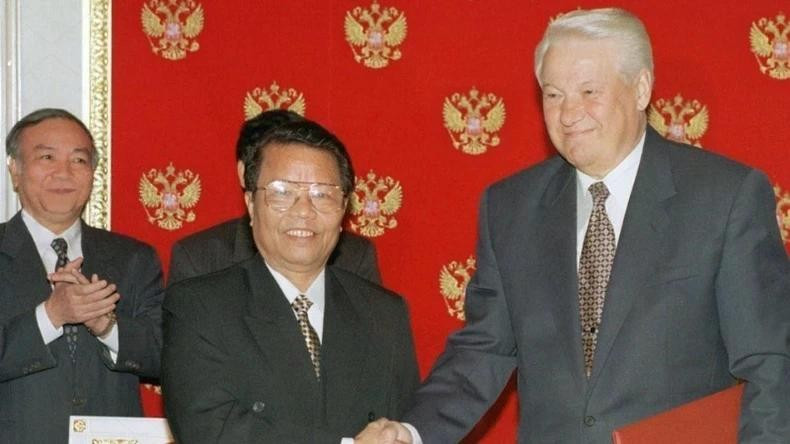 Chuyến thăm của Chủ tịch nước Trần Đức Lương tới Liên bang Nga tháng 8/1998 đã tạo bước đột phá mới trong quan hệ hợp tác nhiều mặt giữa hai nước. Lần đầu tiên, Tổng thống Nga Boris Yeltsin khẳng định Nga coi Việt Nam là đối tác chiến lược ở Đông Nam Á. (Ảnh: Tư liệu TTXVN phát) 4.jpg