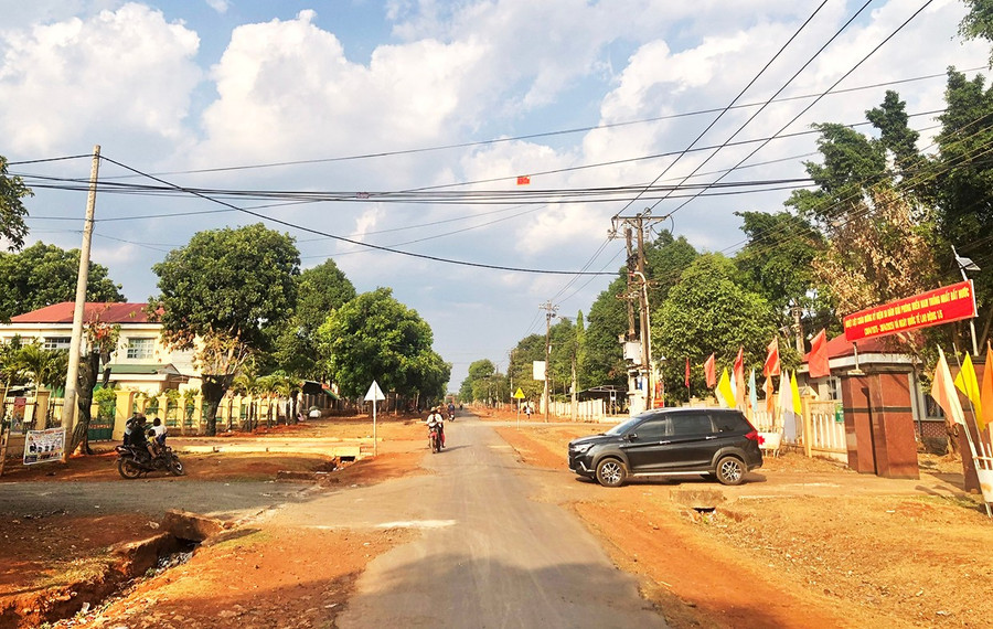 Khu vực trung tâm xã Ia Chía được đầu tư xây dựng khang trang, hạ tầng giao thông đảm bảo cho người dân đi lại, giao thương thuận lợi. Ảnh: G.H 1bg-1286.jpg