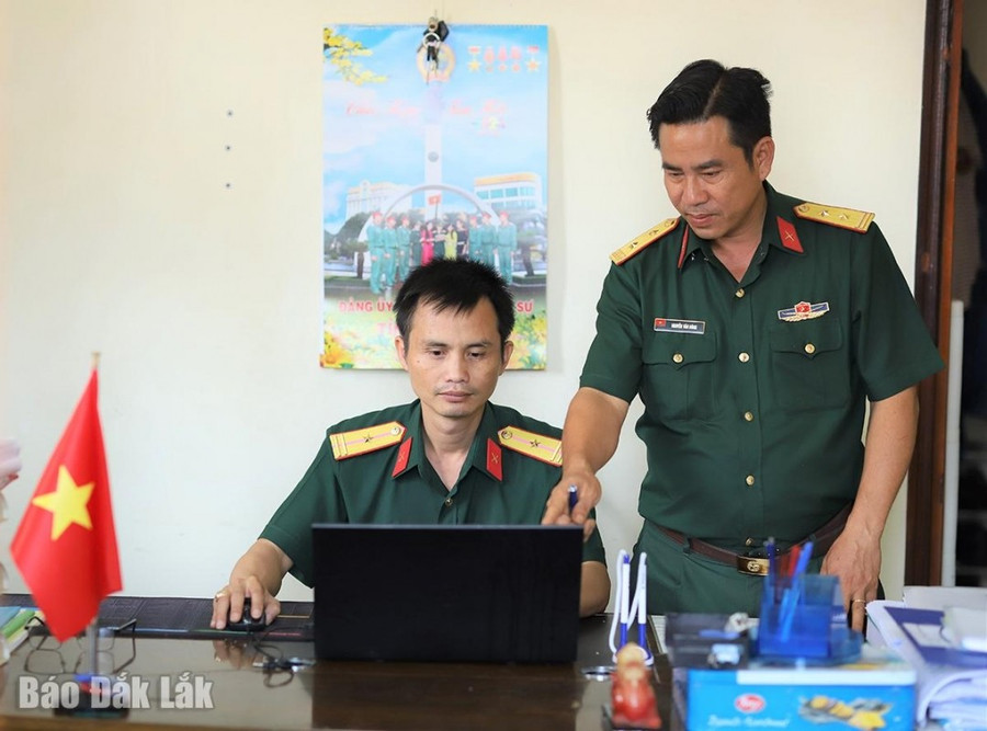 Các tác giả trao đổi thông tin về "Phần mềm quản lý động viên tuyển quân". kysu.jpg