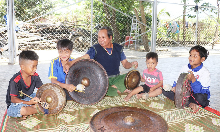 Em Đinh Phong (thứ 2 bên trái ở làng Pơ Ngăl, xã Kông Lơng Khơng) chăm chỉ học đánh cồng chiêng để nâng cao kỹ năng. Ảnh Ngọc Minh 22-1776.jpg