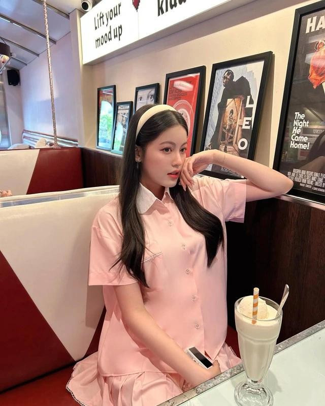 Băng đô trơn màu luôn là lựa chọn hàng đầu cho những ai yêu thích sự tối giản nhưng vẫn muốn nổi bật. ẢNH: @KJMBAE Băng đô trơn màu luôn là lựa chọn hàng đầu cho những ai yêu thích sự tối giản nhưng vẫn muốn nổi bật. ẢNH: @KJMBAE