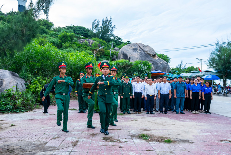 Lực lượng quân đội trang nghiêm rước Quốc kỳ. Ảnh: Dũng Nhân dsc04897.jpg