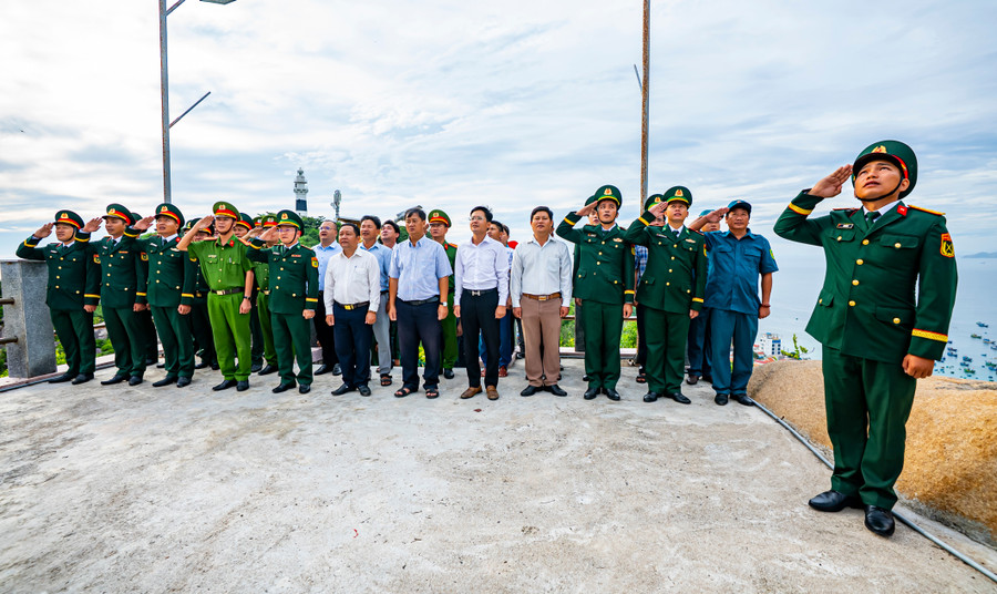 Cán bộ, nhân dân và lực lượng vũ trang đóng chân trên địa bàn xã Nhơn Châu nghiêm trang làm lễ chào cờ. Ảnh: Dũng Nhân dsc04912.jpg