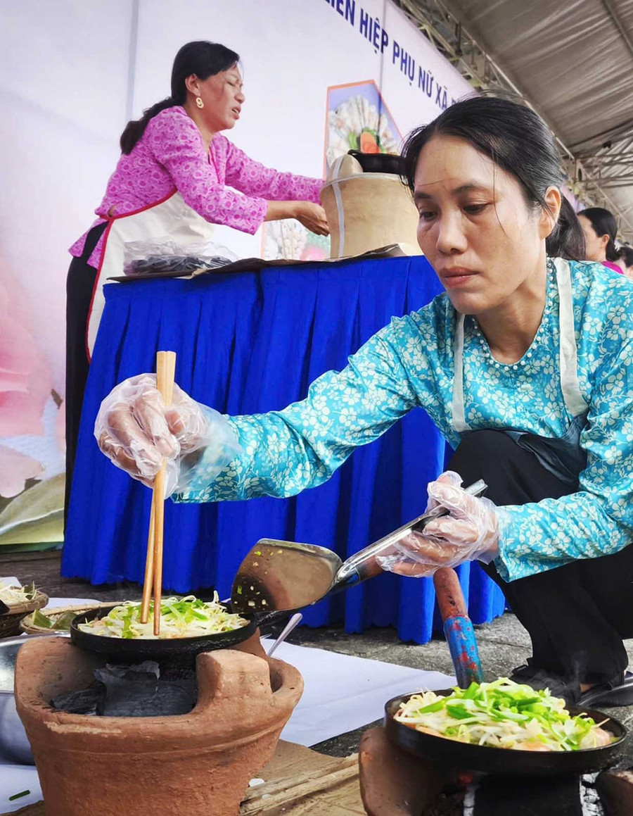 Các chị trổ tài làm bánh xèo tại hội thi. Ảnh: Đinh Ngọc Các chị trổ tài làm bánh xèo tại hội thi. Ảnh: Đinh Ngọc