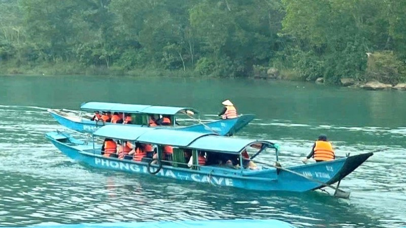 Du khách tham quan động Phong Nha. Du khách tham quan động Phong Nha.