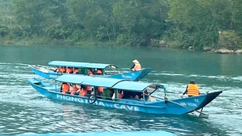 Du khách tham quan động Phong Nha.