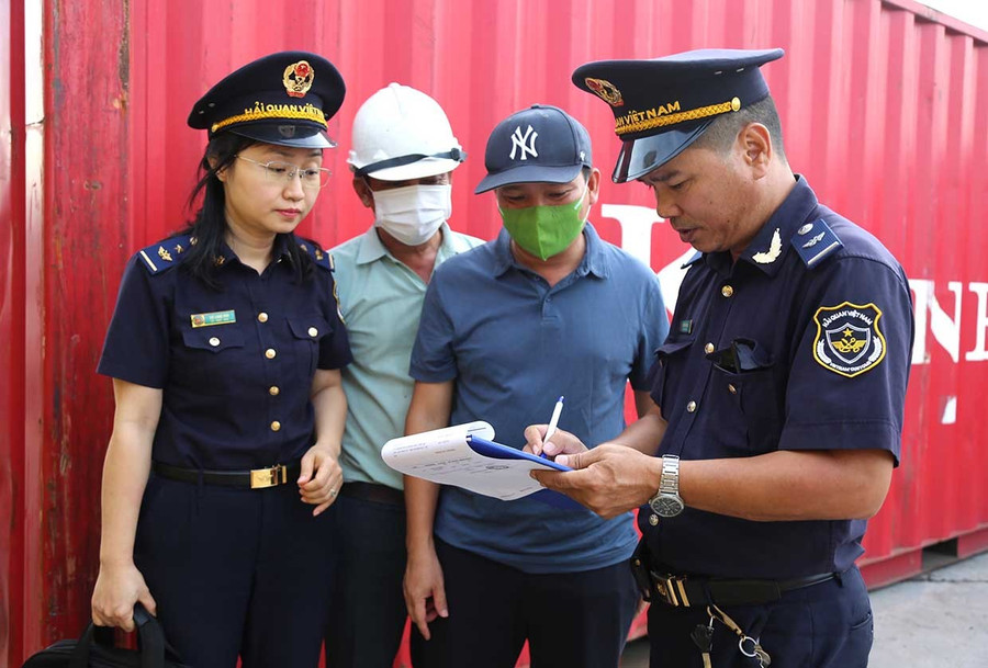 Cán bộ Hải quan cửa khẩu Cảng Quy Nhơn kiểm tra, giám sát hàng hóa XNK của DN tại khu vực Cảng Quy Nhơn. Ảnh: T.Sỹ Cán bộ Hải quan cửa khẩu Cảng Quy Nhơn kiểm tra, giám sát hàng hóa XNK của DN tại khu vực Cảng Quy Nhơn. Ảnh: T.Sỹ