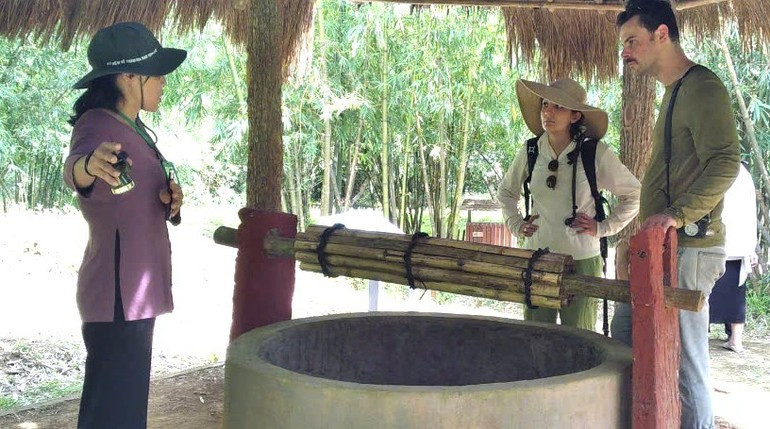 Du khách nước ngoài thăm Địa đạo Vịnh Mốc. Du khách nước ngoài thăm Địa đạo Vịnh Mốc.