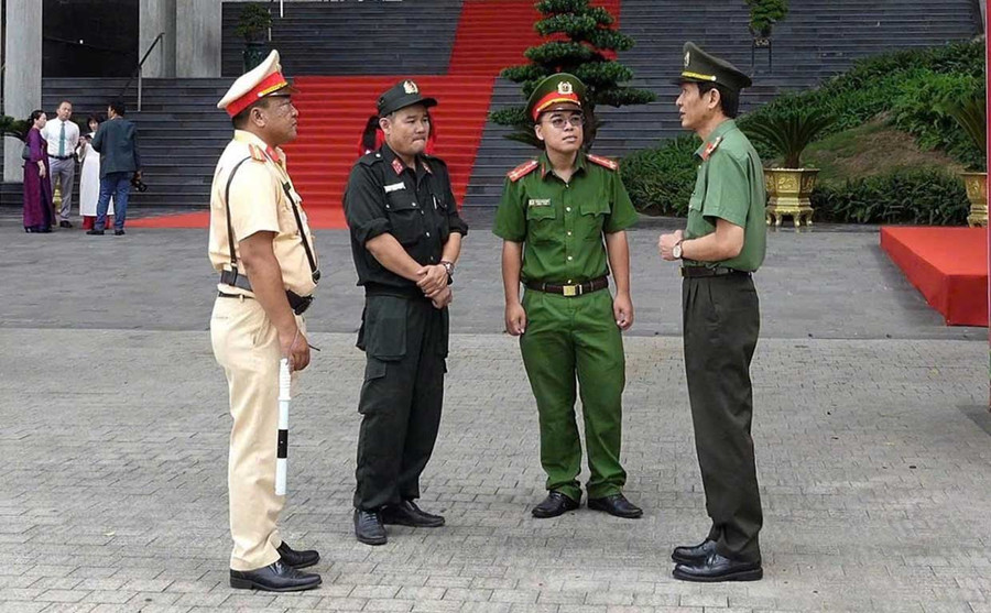 Lực lượng Công an đẩy mạnh việc kiểm tra, đảm bảo an ninh an toàn tại nơi diễn ra Đại hội Đảng bộ tỉnh. Ảnh: K.A Lực lượng Công an đẩy mạnh việc kiểm tra, đảm bảo an ninh an toàn tại nơi diễn ra Đại hội Đảng bộ tỉnh. Ảnh: K.A