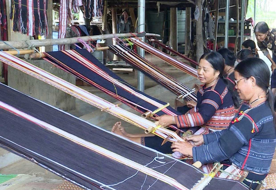ក្លឹបតម្បាញប្រពៃណីព្រឹង នៅភូមិគៀន (ឃុំទុង)។ រូបថត៖ ឌុយ លីន CLB dệt thổ cẩm truyền thống Brưng tại làng KGiang (xã Tơ Tung). Ảnh: Duy Linh