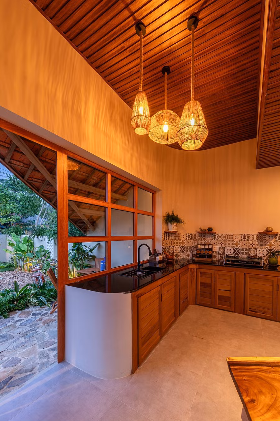 Khu bếp với ánh đèn vàng dễ chịu