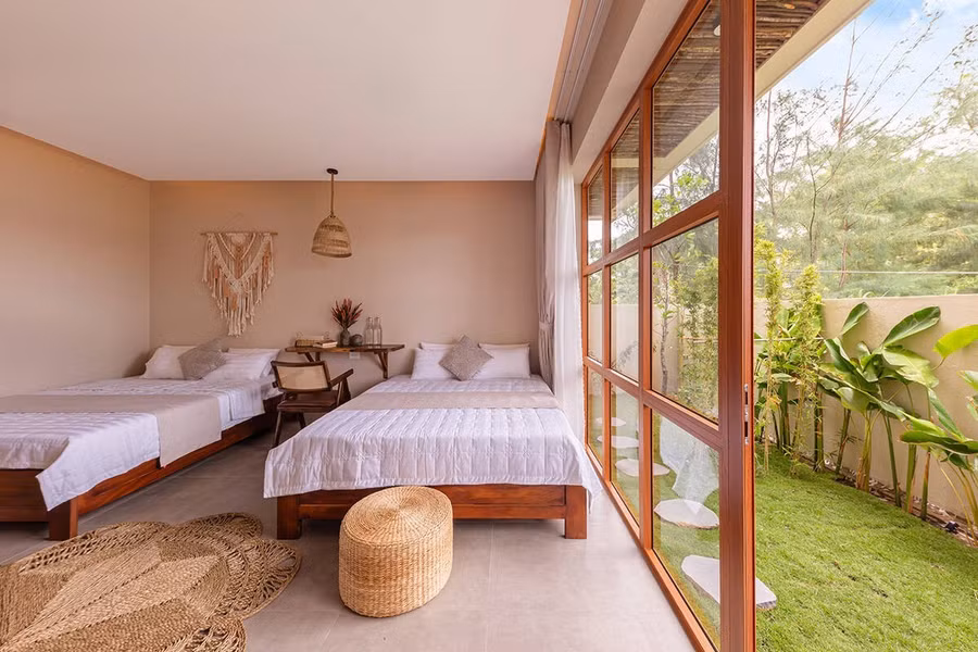 Phòng ngủ nhỏ với nội thất đơn giản.