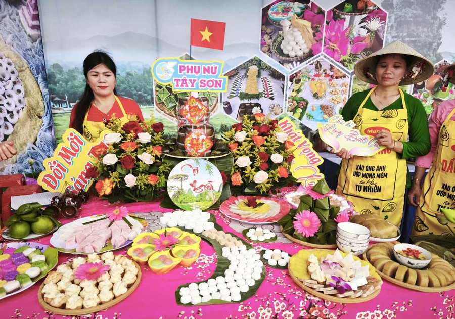 Các loại bánh tham dự Hội thi Làm bánh cổ truyền của Hội LHPN xã Tây Sơn. Ảnh: Đinh Ngọc Các loại bánh tham dự Hội thi Làm bánh cổ truyền của Hội LHPN xã Tây Sơn. Ảnh: Đinh Ngọc