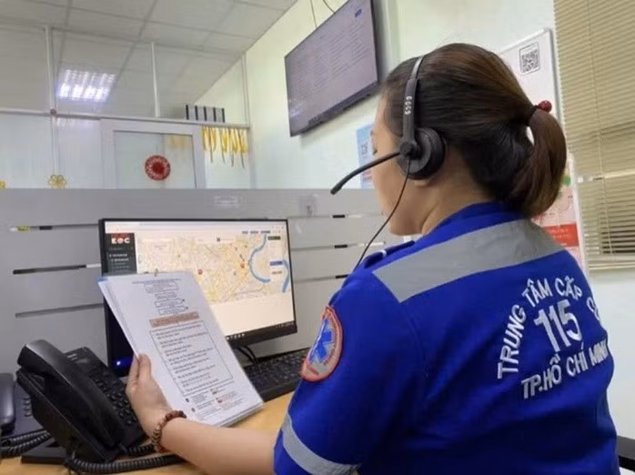 Điều phối viên tổng đài cấp 115 hướng dẫn cứu người qua điện thoại