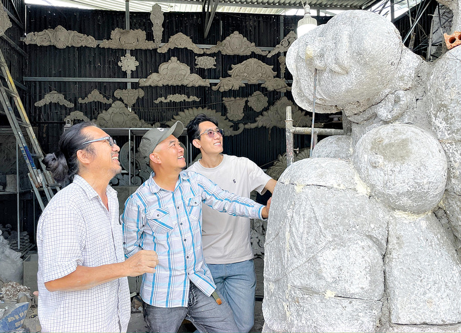 Nhà điêu khắc Đoàn Xuân Hùng, Nguyễn Vinh và Phan Lê Vương (từ trái sang) bên tác phẩm Mặt trời trên lưng mẹ. Ảnh: P.Duyên bg9-1.jpg