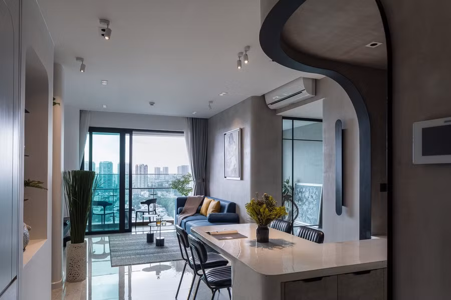 Cửa kính lớn đón sáng vào căn hộ.