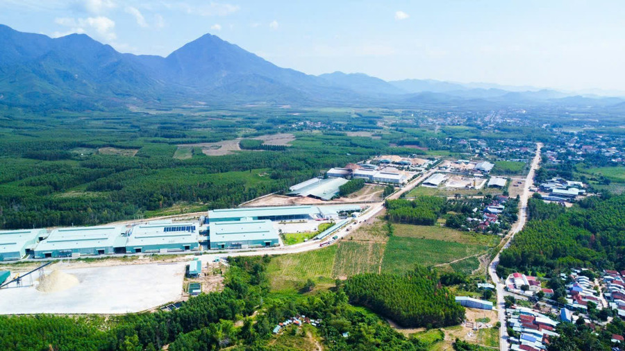 Cụm công nghiệp thị trấn Vân Canh có quy mô 75 ha đã thu hút 10 DN, với tỷ lệ lấp đầy 90%, góp phần thúc đẩy tăng trưởng kinh tế, giải quyết việc làm cho lao động địa phương. Ảnh: H.P them1.jpg