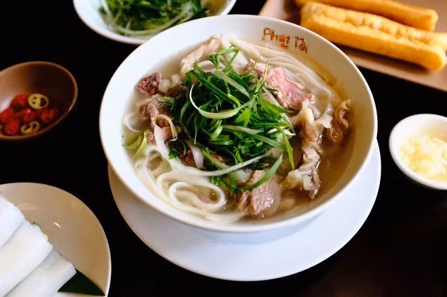 Phở là món ăn chủ đạo trong ẩm thực Việt Nam - và có lý do chính đáng. Được chế biến từ các loại thảo mộc thơm, gia vị, bánh phở, và thịt hoặc rau tùy chọn, phở vừa thanh đạm vừa đủ no bởi chứa đầy đủ protein và các chất dinh dưỡng thiết yếu, hoàn hảo cho một bữa ăn cân bằng bất cứ lúc nào trong ngày. ẢNH: TN