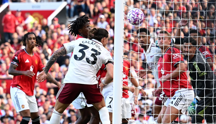 Arsenal mở tỉ số với pha đánh đầu cận thành của Calafiori Arsenal mở tỉ số với pha đánh đầu cận thành của Calafiori