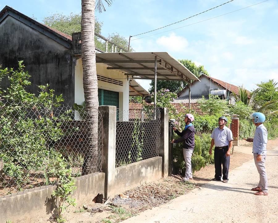 Xã Phù Mỹ Đông tiến hành kiểm kê nhà đất của người dân nằm trong phạm vi ảnh hưởng bởi dự án tuyến đường ven biển, đoạn Mỹ Thành - Lại Giang. Ảnh: T.S 12them.jpg