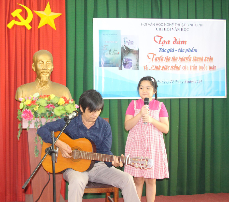 Nhạc sĩ Lê Trọng Nghĩa cùng con gái thể hiện một ca khúc do anh phổ nhạc. Ảnh: Vân Phi them6.jpg