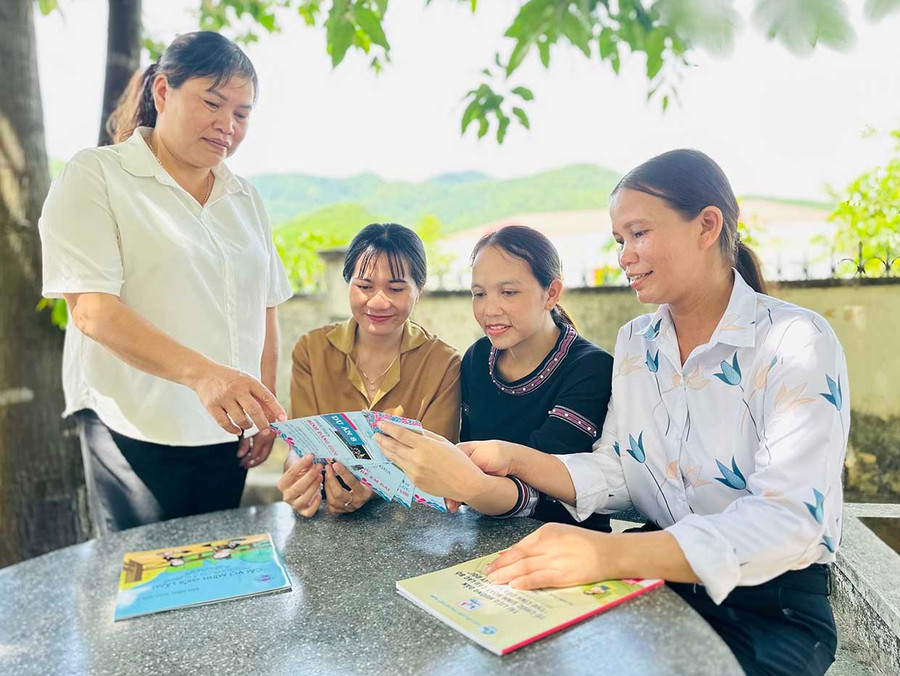 Tổ truyền thông cộng đồng thôn 4 An Trung phát tờ rơi tuyên truyền Luật Bình đẳng giới và ghi nhận tâm tư, nguyện vọng của hội viên, phụ nữ. Ảnh: D.Đ bg6-1.jpg