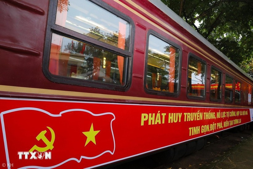 Sản phẩm đoàn tàu du lịch 2 tầng “Năm Cửa Ô” (The Hanoi Train) sẽ khai trương vào đúng dịp Cách mạng Tháng Tám thành công 19/8. (Ảnh: TTXVN) trai-nghiem-mot-ha-noi.jpg