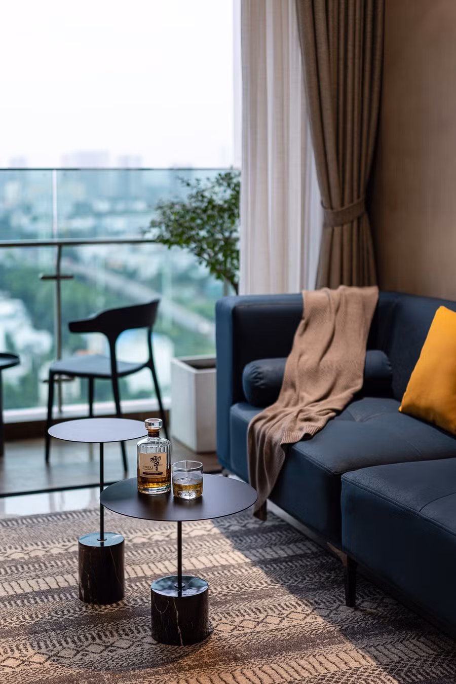 Phòng khách nằm bên cạnh ban công nhỏ vừa là không gian thư giãn