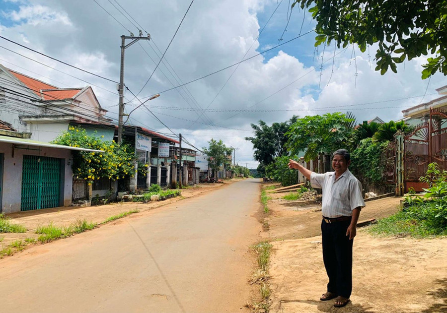Xã Chư Prông đã huy động nhiều nguồn lực cải thiện hạ tầng trong xây dựng nông thôn mới. Ảnh: Hồng Thương them3.jpg