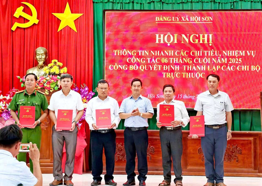 Ông Võ Trọng Nhân, Bí thư Đảng ủy xã Hội Sơn (thứ 3 từ phải sang) trao quyết định thành lập các chi bộ trực thuộc. Ảnh: ĐVCC bg4-2.jpg