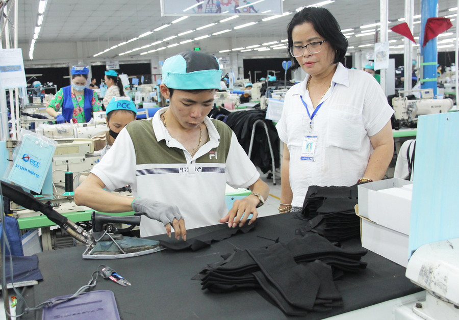 Tỷ trọng công nghiệp - xây dựng tăng mạnh trong nhiệm kỳ qua đã góp phần thúc đẩy kinh tế, tạo việc làm cho người lao động trên địa bàn xã. Trong ảnh: Người lao động làm việc tại Công ty CP May Phù Cát. Ảnh: Nguyễn Muội them2-4259.jpg