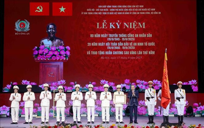 Tổng Bí thư Tô Lâm trao Huân chương Sao vàng lần thứ 5 tặng lực lượng Công an nhân dân. Ảnh Phạm Kiên/TTXVN Tổng Bí thư Tô Lâm trao Huân chương Sao vàng lần thứ 5 tặng lực lượng Công an nhân dân. Ảnh Phạm Kiên/TTXVN