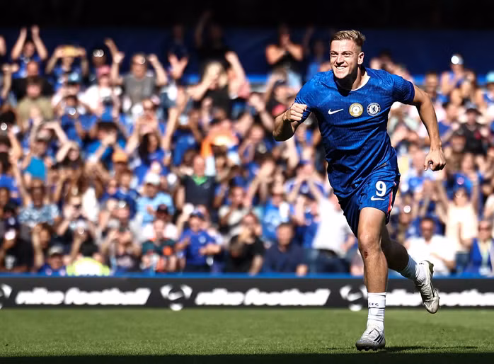 Liam Delap có cú đúp trước khán giả sân Stamford Bridge