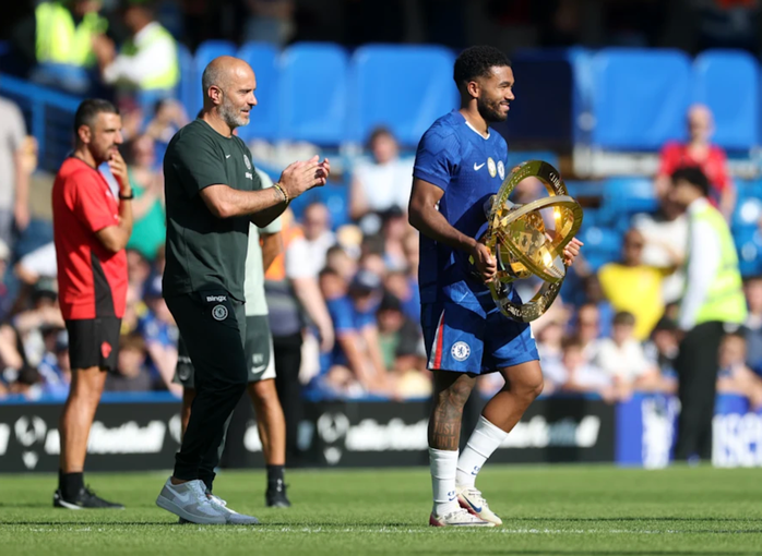Thủ quân Reece James giới thiệu cúp vô địch Club World Cup trước giờ bóng lăn... Thủ quân Reece James giới thiệu cúp vô địch Club World Cup trước giờ bóng lăn...