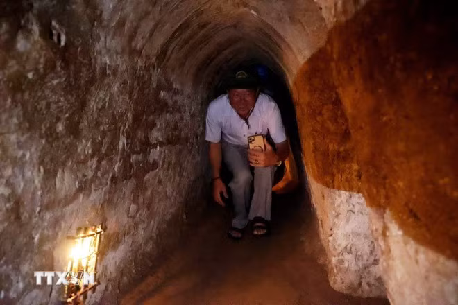 Khách tham quan trải nghiệm không gian đường hầm trong địa đạo Củ Chi. (Ảnh: Hồng Đạt/TTXVN)