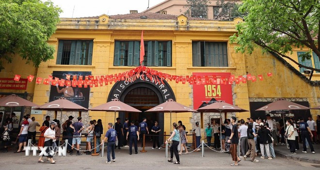 Di tích nhà tù Hỏa Lò là “Địa chỉ đỏ,” nơi giáo dục truyền thống yêu nước, cách mạng tới mọi tầng lớp nhân dân, đặc biệt là thế hệ trẻ. (Ảnh: Thanh Tùng/TTXVN) Di tích nhà tù Hỏa Lò là “Địa chỉ đỏ,” nơi giáo dục truyền thống yêu nước, cách mạng tới mọi tầng lớp nhân dân, đặc biệt là thế hệ trẻ. (Ảnh: Thanh Tùng/TTXVN)