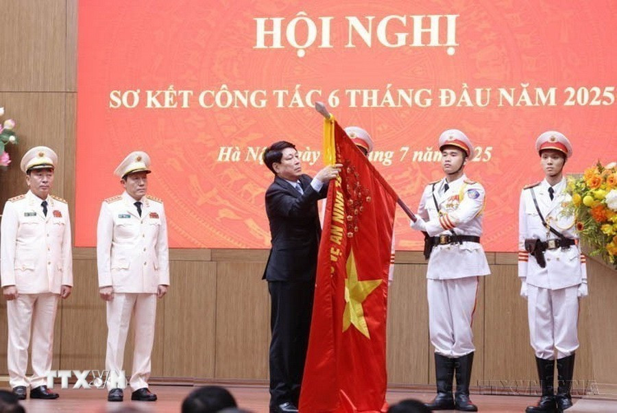 Chủ tịch nước Lương Cường trao Huân chương Lao động hạng ba cho Bộ Công an (2025). (Ảnh: Lâm Khánh/TTXVN) 6-80.jpg