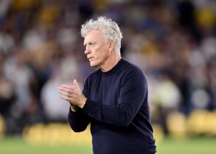 HLV David Moyes bức xúc với quyết định của trọng tài.