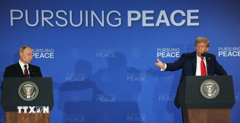 Tổng thống Mỹ Donald Trump (phải) và Tổng thống Nga Vladimir Putin trong cuộc họp báo chung tại Căn cứ Elmendorf-Richardson ở Anchorage, bang Alaska (Mỹ) ngày 15/8/2025. (Ảnh: THX/TTXVN) tongthong.jpg